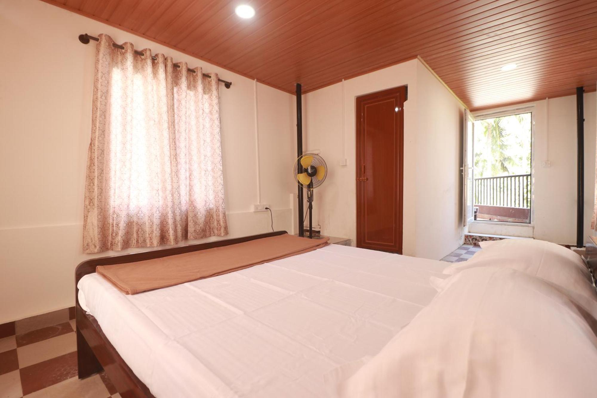 Flintstone Home Kushālnagar Esterno foto