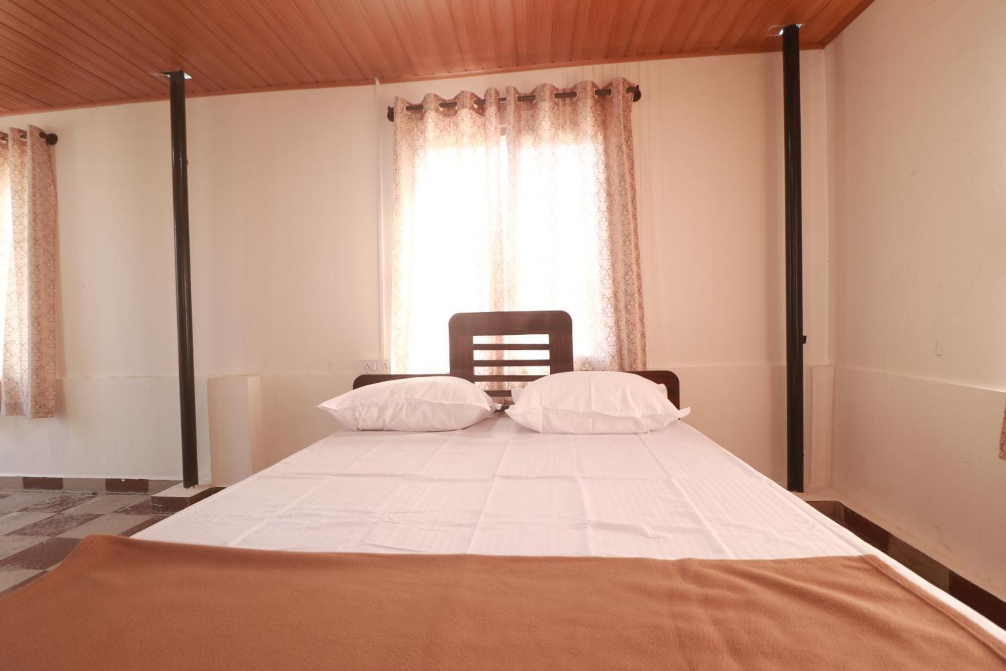 Flintstone Home Kushālnagar Esterno foto